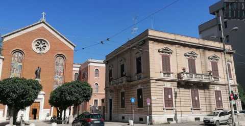 Bari, sulla trafficata piazza Luigi di Savoia si nasconde un piccolo gioiello:  Palazzina Tinelli